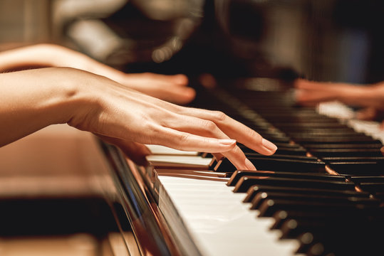 Les mains d'une femme jouant du piano